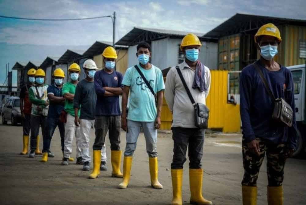 Peniaga kecil Melayu banyak yang tutup kedai kerana tidak mampu mengambil pekerja asing. - Gambar hiasan