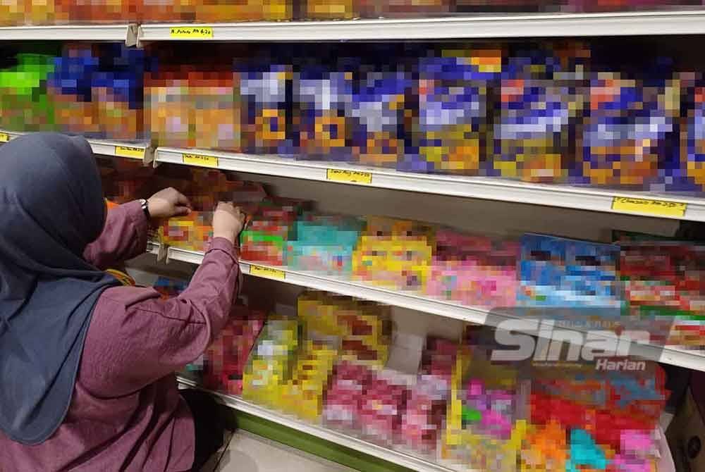 Farah memaklumkan menjual gula-gula kenyal yang bersiaz kecil.