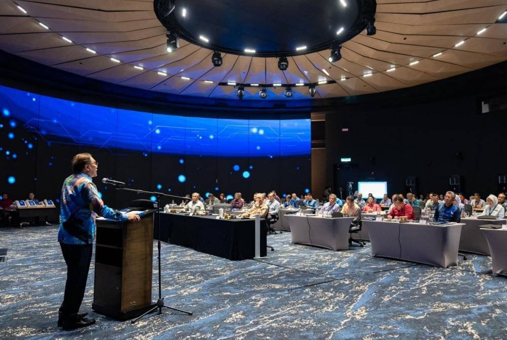 Anwar menyampaikan amanat sempena Permukiman Kerajaan Madani 2025. Foto FB Anwar Ibrahim