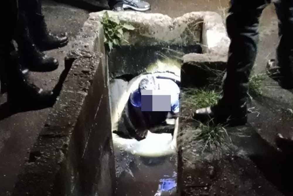 Cubaan warga asing ini bersembunyi dalam longkang gagal apabila dikesan pihak berkuasa ketika serbuan di Kompleks Pasar Meru, di sini pada Sabtu.