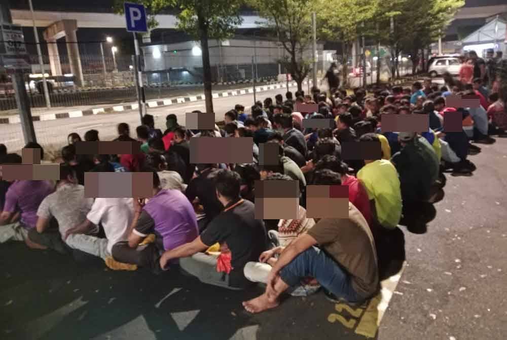 Antara warga asing yang ditahan dalam serbuan di Kompleks Pasar Meru, di sini pada Sabtu.