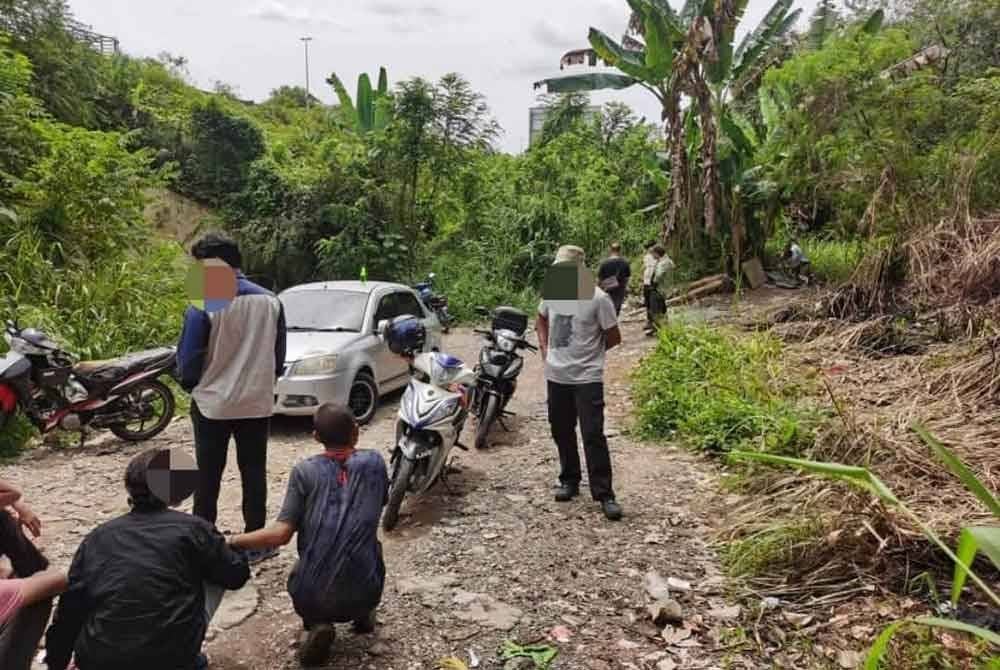 Kawasan semak antara lokasi yang digempur polis disyaki menjadi lokasi penagihan dadah di sekitar Kajang. Foto: Polis Selangor