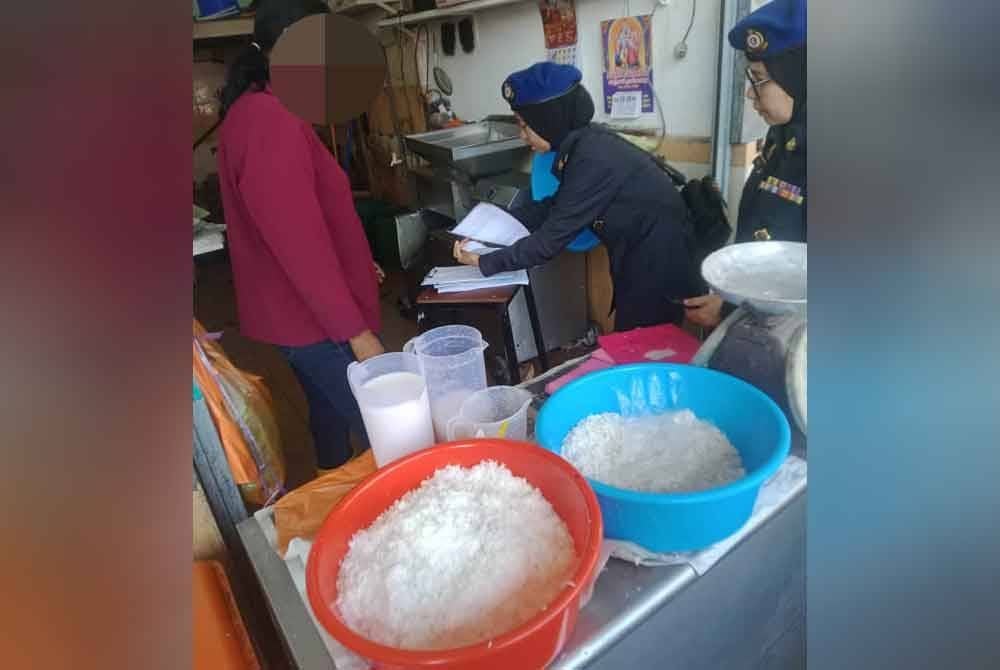 Penguat kuasa KPDN melakukan pemantauan harga santan dan kelapa di Negeri Sembilan. Foto KPDN