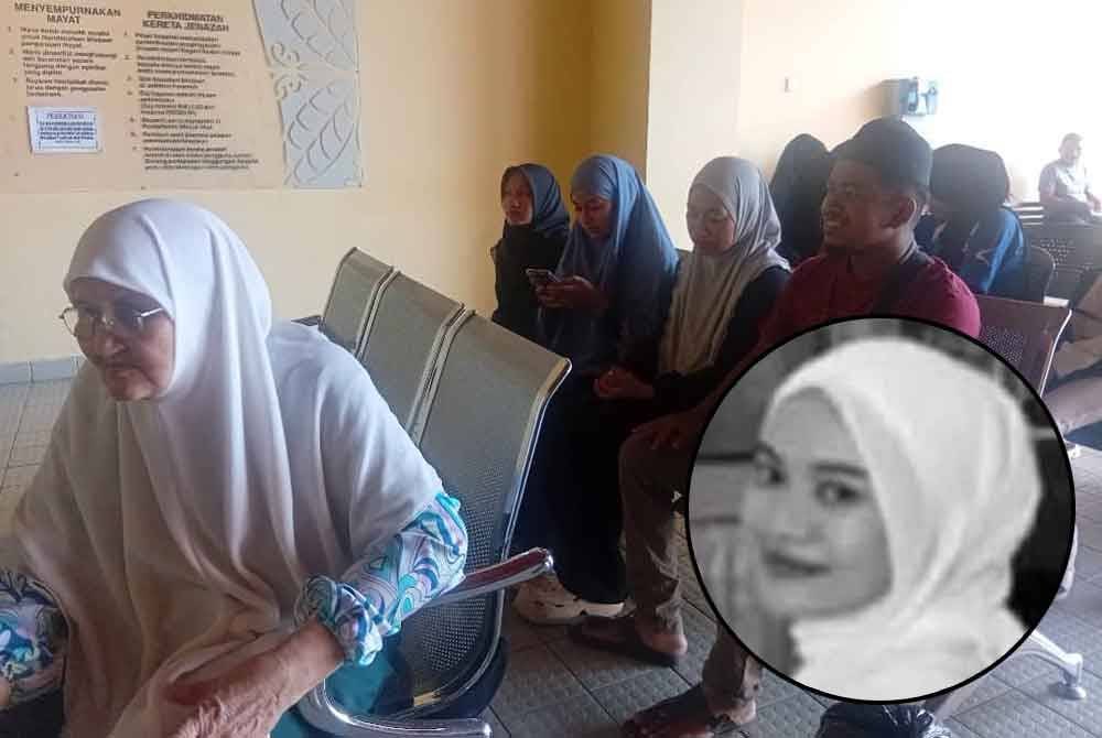 Siti Sarah (dua dari kanan) bersama ahli keluarganya ketika menunggu urusan bedah siasat di Unit Forensik Hospital Sultan Abdul Halim pada Jumaat.
