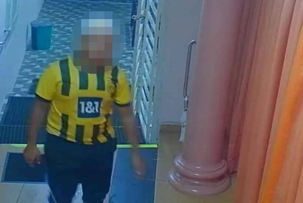 Rakaman CCTV di sebuah masjid di Batang Kali, memaparkan pergerakan seorang lelaki disyaki terlibat kes cabul kanak-kanak perempuan pada Jumaat.