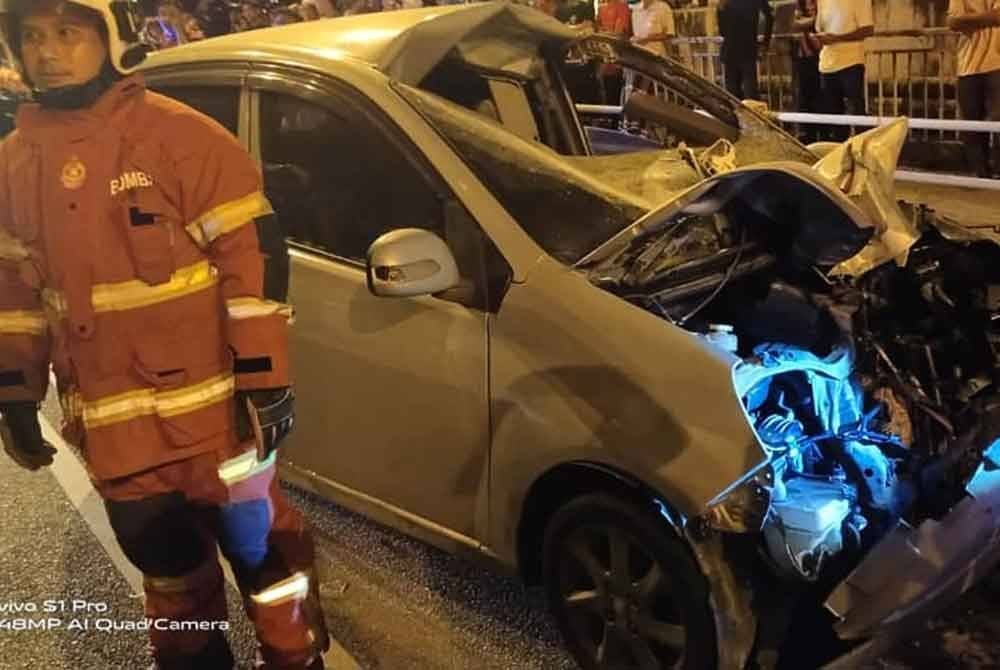 Seorang remaja maut manakala motosikal yang ditungganginya tebakar selepas dipercayai bertembung sebuah kereta di atas Jambatan Sultan Yahya Petra, Kota Bharu pada Jumaat.