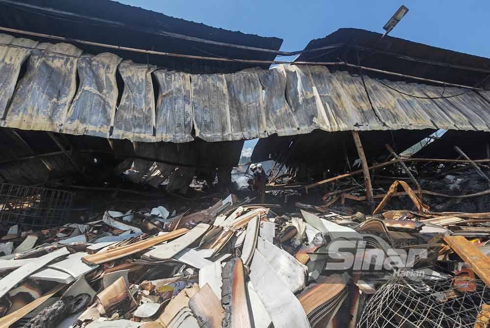 Anggota bomba membuat pemeriksaan sepenuhnya di lokasi kerana dibimbangi api berulang.