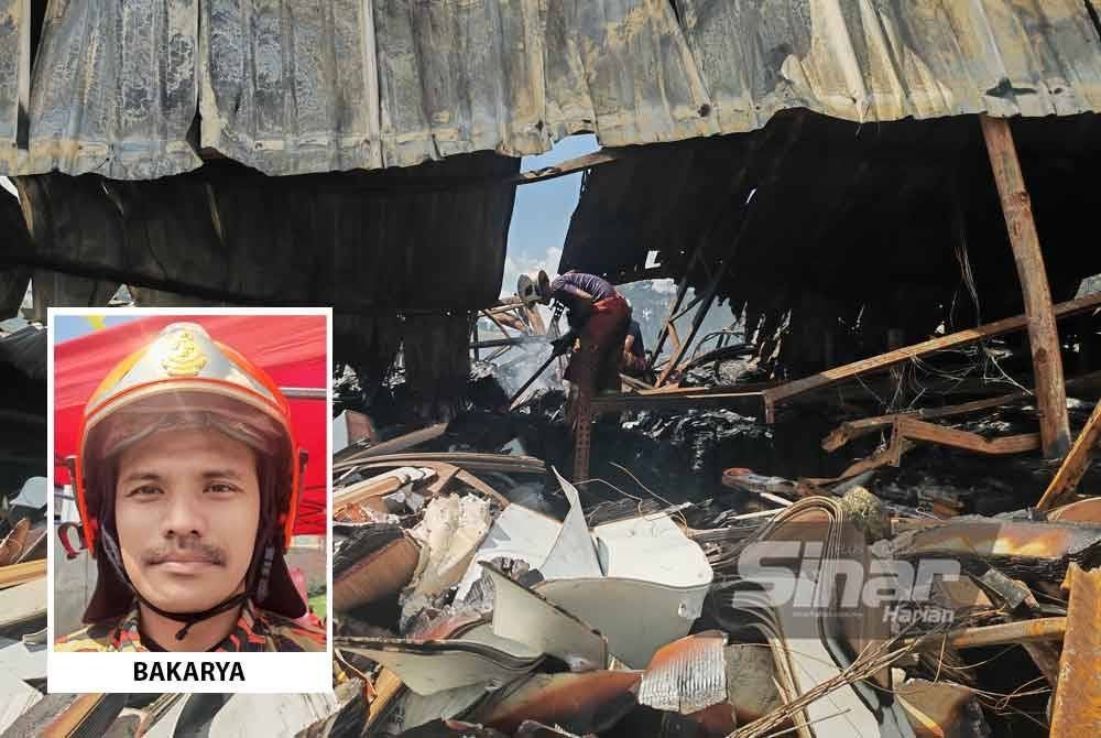 Anggota bomba masih menjalankan kerja-kerja pemadaman sisa kebakaran di kedai karpet di Nilai 3. Gambar kecil: Bakarya
