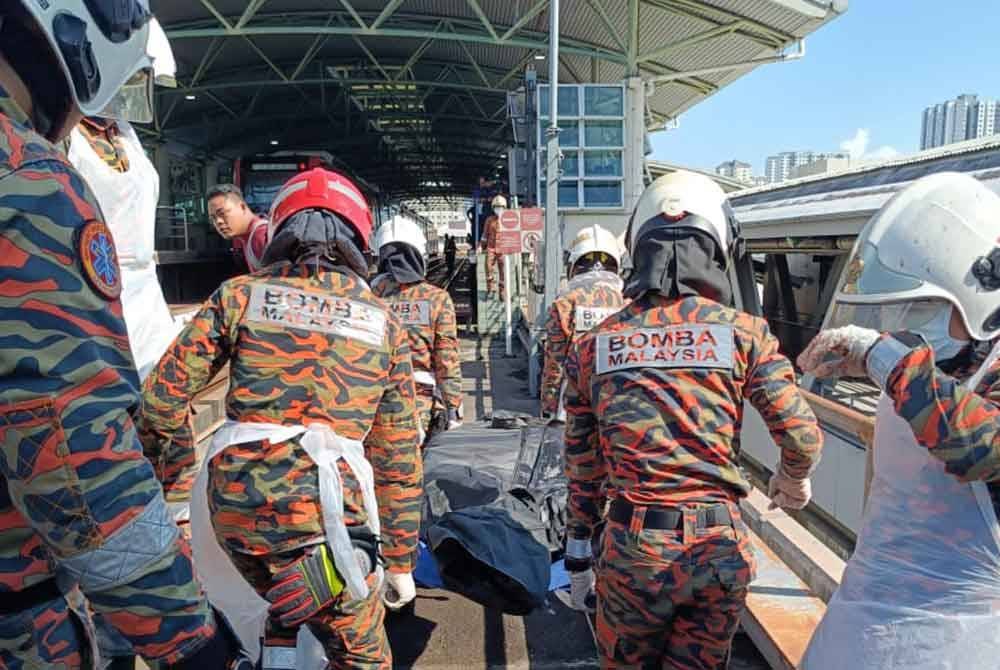Pasukan bomba membawa keluar mayat mangsa yang terjatuh di rel stesen LRT Titiwangsa, Kuala Lumpur pada Sabtu. Foto: Bomba Kuala Lumpur.