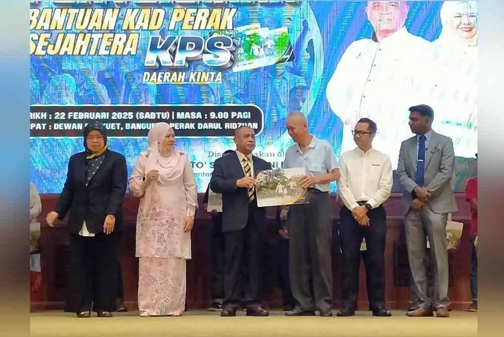 Saarani (tiga dari kiri) menyampaikan Kad Perak Sejahtera sempena Majlis Penyerahan Kad Perak Sejahtera di Dewan Bankuet, Bangunan Perak Darul Ridzuan, di sini pada Sabtu.