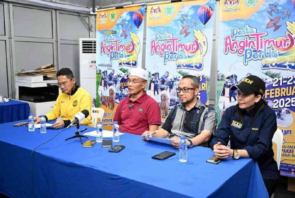 Mohd Shukri (dua dari kiri) pada sidang akhbar pada Jumaat. Foto: Facebook JKKN