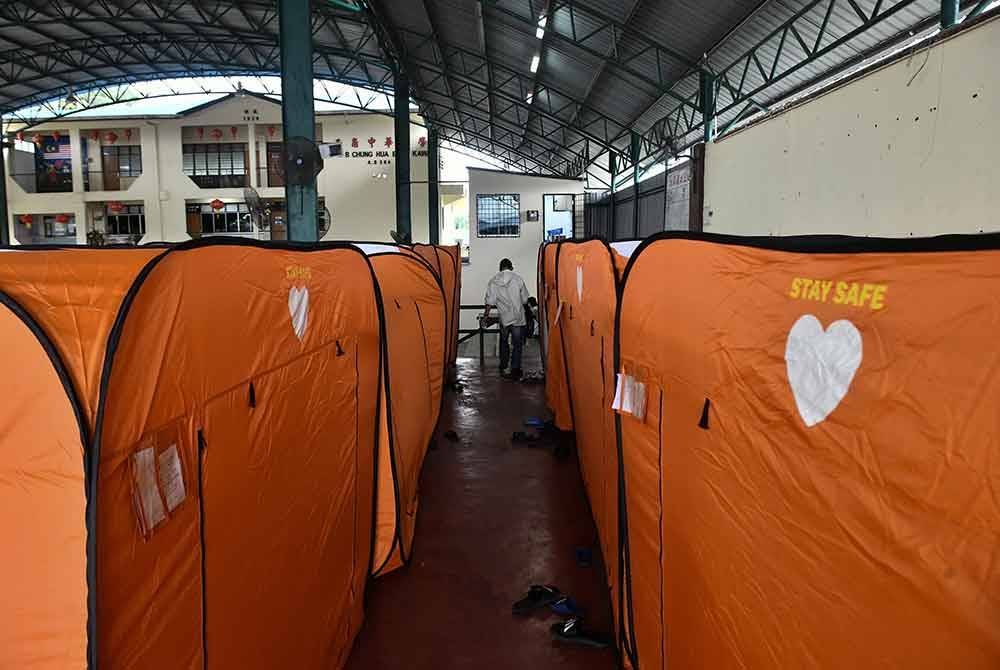 Bilangan mangsa banjir yang dipindahkan di Pahang terus meningkat kepada 236 orang daripada 74 keluarga setakat 1 tengah hari ini berbanding 209 orang malam tadi. Gambar hiasan