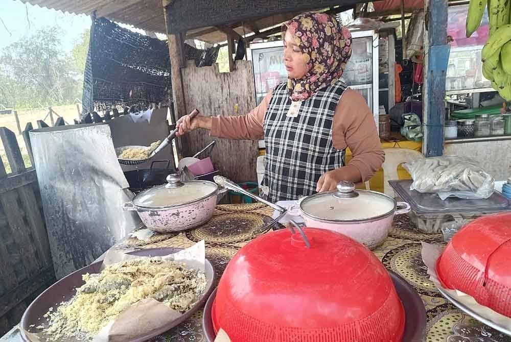 Mas Ayu menyediakan ikan celup tepung di gerainya yang beroperasi di Pantai Teluk Bidara.