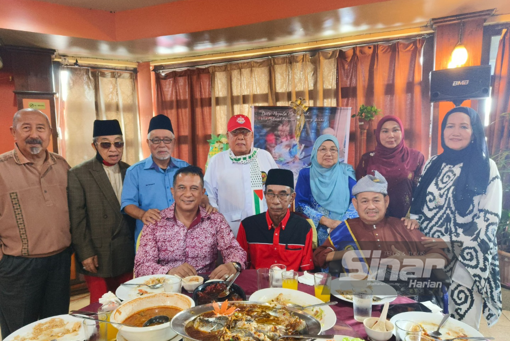 Nozula (kanan, duduk)semasa menerima Anugerah Tokoh Wira Mubarak di Kota Bharu pada Sabtu.
