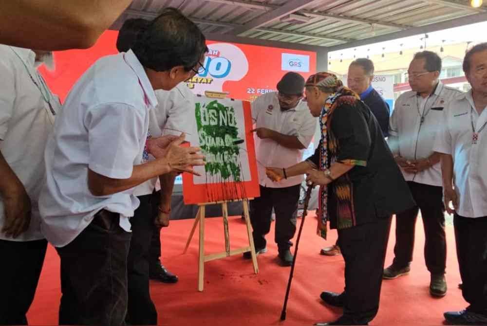 Pandikar ketika menyempurnakan perasmian program Jelajah USNO Peduli Rakyat Zon 3 di dewan Kampung Warisan, Inanam.