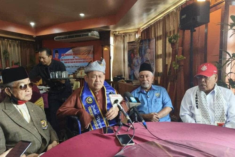Rozali (dua dari kanan) semasa ditemui pada Majlis Anugerah Tokoh Wira Mubarak di Kota Bharu pada Sabtu.