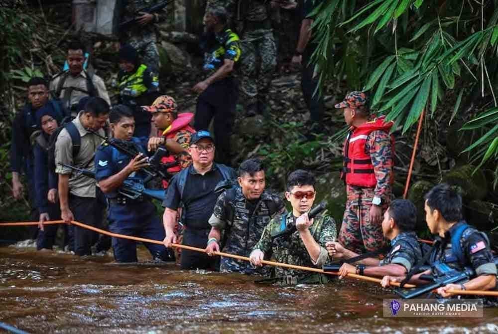 Antara cabaran yang perlu dilalui peserta termasuk Tengku Hassanal (tiga dari kanan) dan Fadzli (lima dari kanan) dalam cabaran tersebut.
Foto: Ihsan Pahang Media