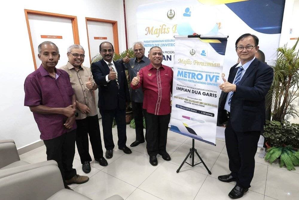 Saarani (lima dari kiri) merasmikan Pusat Pakar Rawatan Kesuburan Metro IVF Ipoh dan pelancaran program Kumpulan Sokongan Impian Dua Garis Perak Darul Ridzuan di Ipoh pada Sabtu.