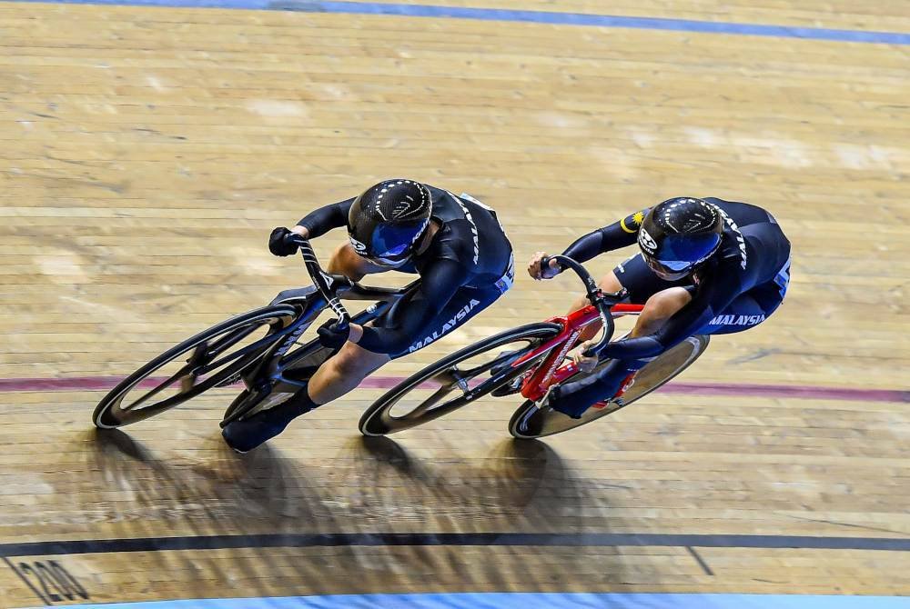 Nurul Izzah Izzati (kiri) bersaing dengan Nur Alyssa Mohd Farid (kanan) pada acara Sprint Elit Wanita pada Kejohanan Berbasikal Trek Asia (ATC) di Velodrom Nasional Nilai pada Sabtu. Foto Bernama