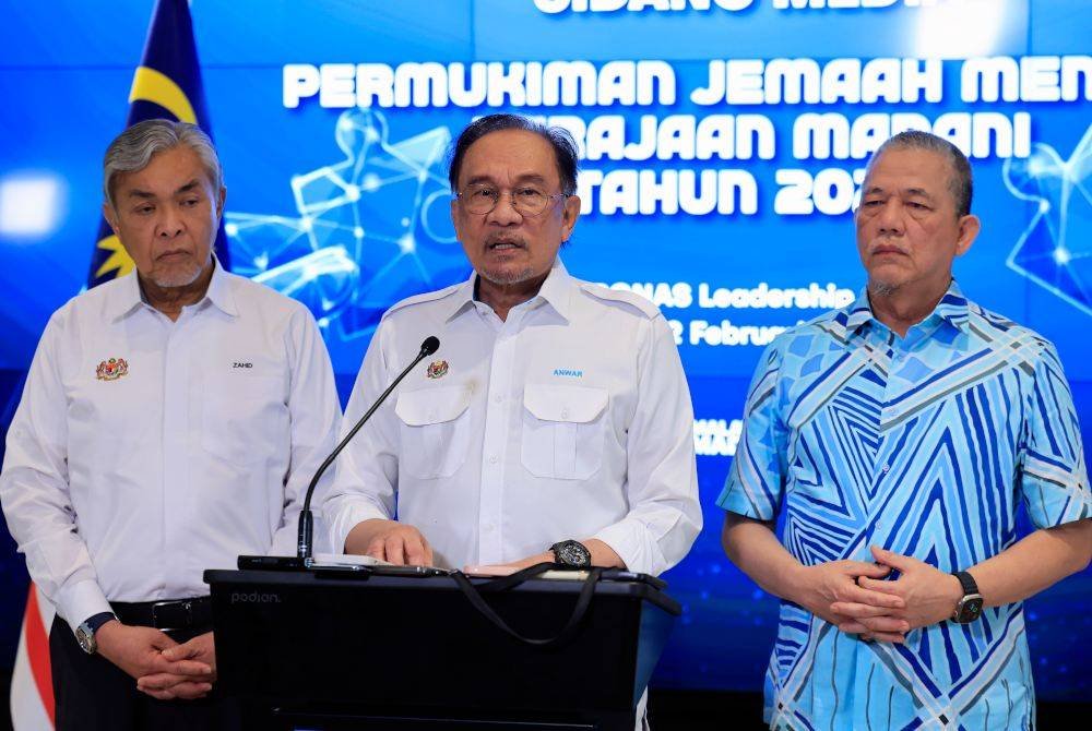 Anwar bercakap pada sidang media Permukiman Jemaah Menteri Kerajaan Madani Tahun 2025 di Petronas Leadership Centre pada Sabtu. Turut sama Timbalan Perdana Menteri I, Datuk Seri Dr Ahmad Zahid Hamidi (kiri) dan Timbalan Perdana Menteri II Datuk Seri Fadillah Yusof (kanan). Foto Bernama