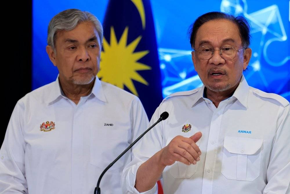 Anwar (kanan) bercakap pada sidang akhbar Permukiman Jemaah Menteri Kerajaan MADANI Tahun 2025 di Petronas Leadership Centre hari ini. Foto Bernama