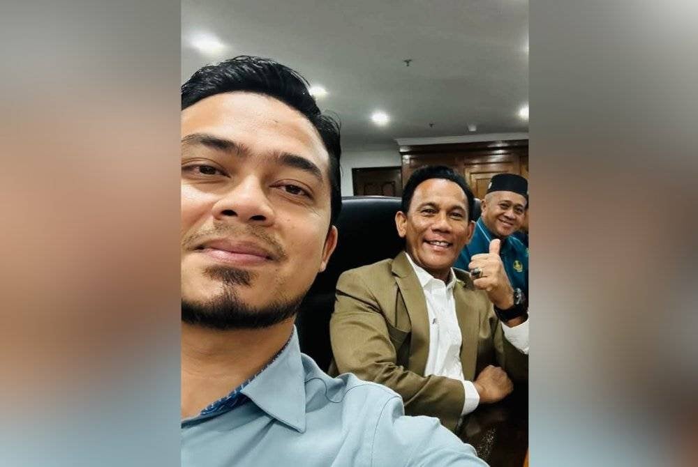 Mohd Hafez (kiri) berkongsi gambar bersama Allahyarham Ishsam (tengah) menerusi hantaran di Facebook pada Sabtu.