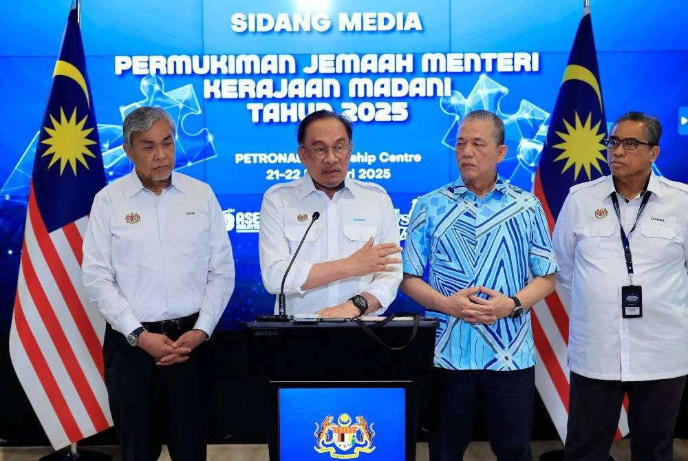 Anwar (dua dari kiri) bercakap pada sidang akhbar Permukiman Jemaah Menteri Kerajaan MADANI Tahun 2025 di Petronas Leadership Centre hari ini. Foto Bernama