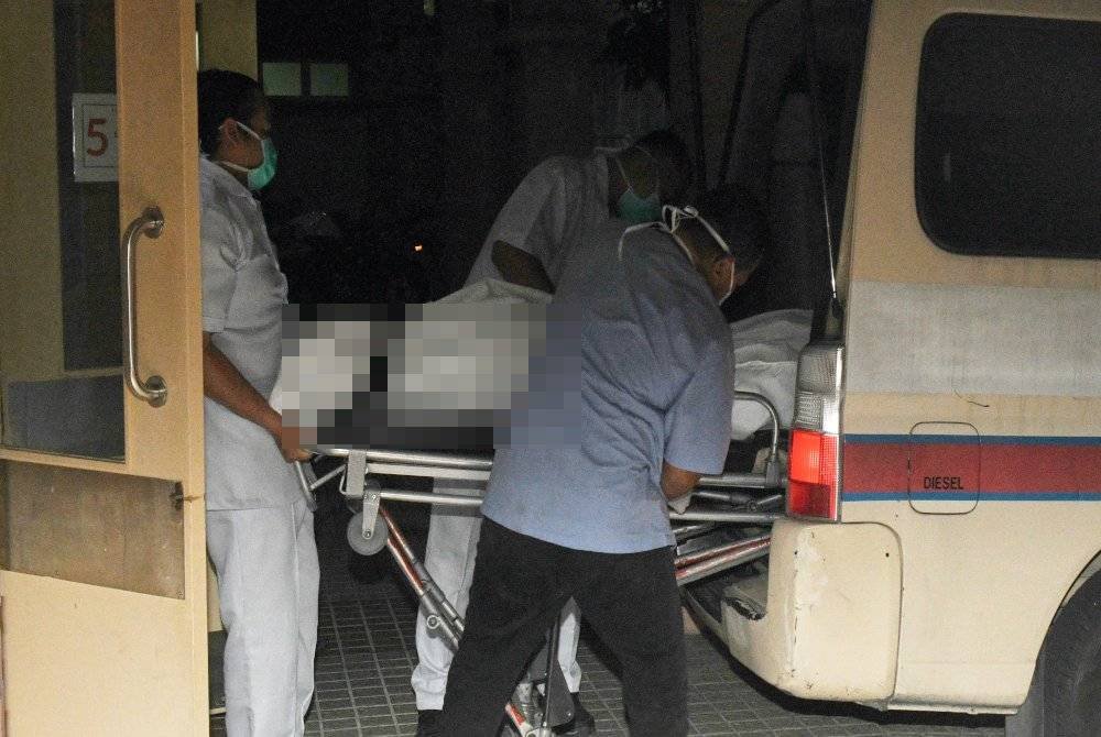 Jenazah ADUN Ayer Kuning Perak Ishsam Shahruddin, 59, dibawa ke Jabatan Perubatan Forensik Hospital Pulau Pinang di sini hari ini. Foto Bernama
Beliau meninggal dunia semasa Kejohanan Bola Sepak Empat Penjuru Piala Ketua Menteri Pulau Pinang di Stadium Bandaraya George Town petang tadi.
--fotoBERNAMA (2025) HAK CIPTA TERPELIHARA