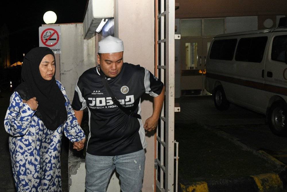 Isteri ADUN Ayer Kuning Perak, Rozlita Abdullah (kiri) bersama ahli keluarganya tiba di Jabatan Perubatan Forensik Hospital Pulau Pinang setelah Ishsam Shahruddin meninggal dunia semasa Kejohanan Bola Sepak Empat Penjuru Piala Ketua Menteri Pulau Pinang di Stadium Bandaraya George Town petang tadi. Foto Bernama