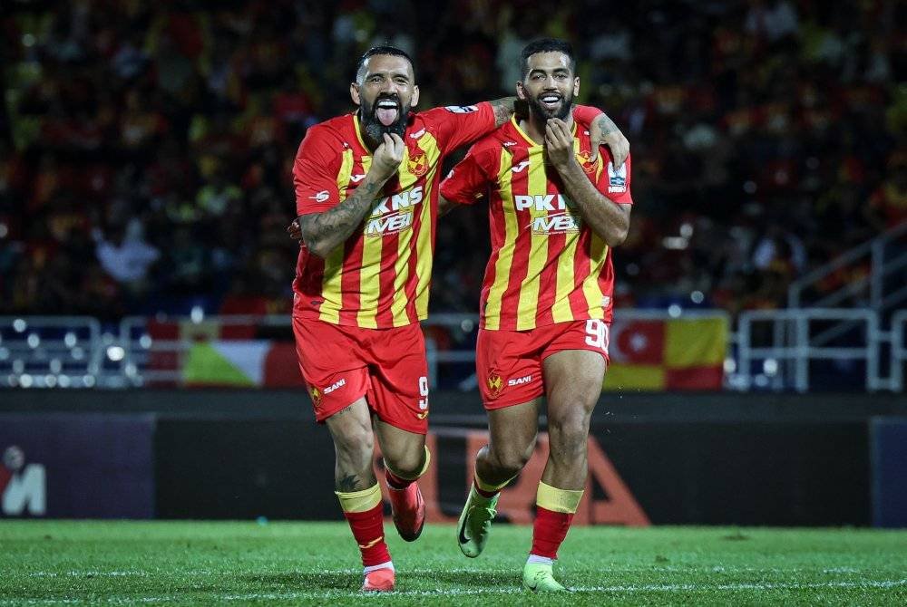 Olwan meraikan jaringan bersama Fernandez.