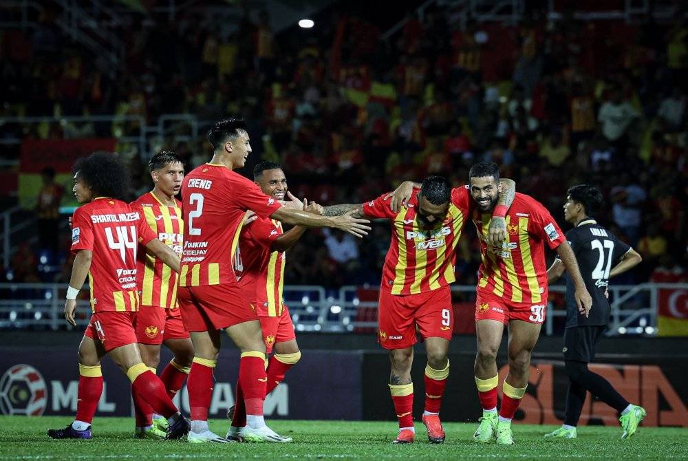 Ali Olwan meraikan jaringan bersama pemain Selangor ketika menentang PDRM dalam perlawanan timbal balik kedua Piala Cabaran di Petaling Jaya pada Sabtu. Foto Bernama
