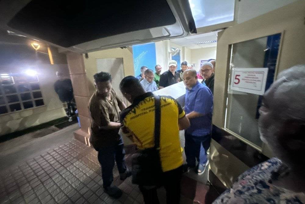 Jenazah Allahyarham dibawa keluar dari Jabatan Perubatan Forensik Hospital Pulau Pinang selepas proses bedah siasat dijalankan.