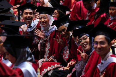 Walaupun terdapat banyak kisah pemimpin inspirasi yang telah membimbing pelajar menjadi individu cemerlang, satu keluhan yang sering kedengaran ialah campur tangan politik dalam institusi khususnya universiti awam. - Gambar hiasan
