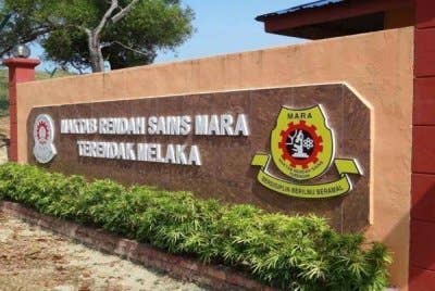 Anak-anak dari desa dan kampung diberi peluang lebih luas untuk mendapat pendidikan yang berkualiti di MRSM. Gambar hiasan