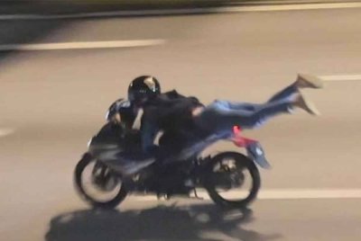 JSPT Kuala Lumpur mengesan penunggang motosikal melakukan aksi 'Superman'.