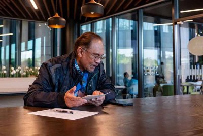 Perdana Menteri sewaktu mengadakan panggilan telefon dengan Presiden Perancis, Emmanuel Macron pada Jumaat. Foto FB Anwar Ibrahim