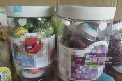 Dua jenis gula-gula kenyal yang dijual di sebuah kedai runcit di Kampung Jawa, Klang.