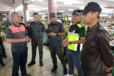 Jafri (kanan) dan Abd Hamid (kiri) ketika operasi di Kompleks Pasar Meru pada Sabtu.