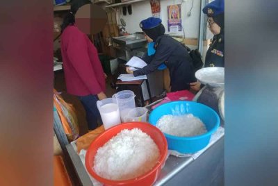 Penguat kuasa KPDN melakukan pemantauan harga santan dan kelapa di Negeri Sembilan. Foto KPDN