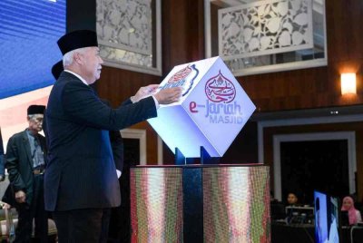 Tengku Mohamad Rizam melancarkan sistem eJariah Masjid iaitu sebuah platform sedekah dalam talian yang membolehkan sumbangan dilakukan secara lebih mudah, telus dan selamat.