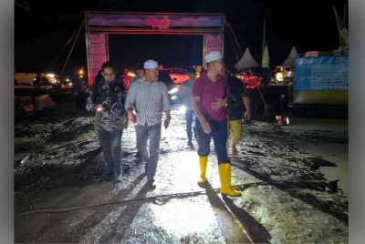 Mohd Shukri (depan) ketika meninjau keadaan tapak PAT Perlis 2026 di Kampung Lat 1000, Tambun Tulang yang berselut dan digenangi air akibat hujan lebat. Foto: Pejabat MB Perlis