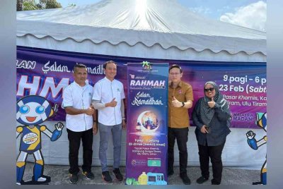Ting Han (dua dari kanan) bersama Pengarah KPDN Johor, Lilis Saslinda Pornomo ketika merasmikan Program Jualan Rahmah (PJR) Madani Salam Ramadhan 2025, di Tapak Pasar Khamis Sungai Tiram, di sini, pada Sabtu.