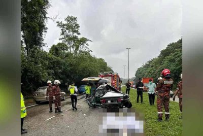 Dua lelaki warga Indonesia maut dalam kemalangan membabitkan lima kenderaan di Stesen Minyak Petronas Taman Dato Rashid, Jalan Pintasan Kuantan, pada pagi Sabtu. Foto Polis Trafik Kuantan