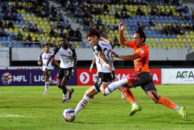 Tonggak Terengganu, Akhyar Rashid (dua dari kanan) diasak pemain Kuching City pada saingan Liga Super di Stadium Sultan Mizan Zainal Abidin, Gong Badak pada Jumaat.