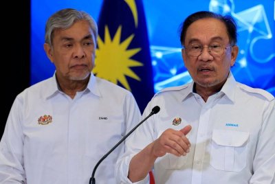 Anwar (kanan) bercakap pada sidang akhbar Permukiman Jemaah Menteri Kerajaan MADANI Tahun 2025 di Petronas Leadership Centre hari ini. Foto Bernama