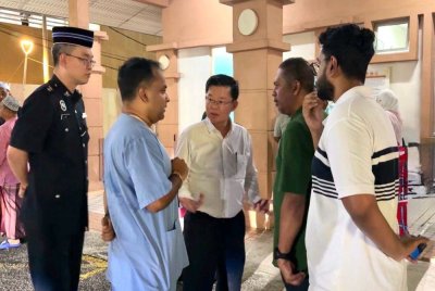 Kon Yeow (tiga dari kiri) ketika menziarahi jenazah Allahyarham di Jabatan Perubatan Forensik Hospital Pulau Pinang.