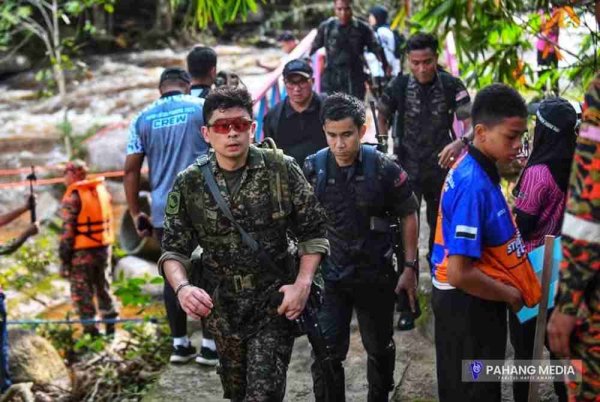 Tengku Hassanal Ibrahim (depan) berkenan bercemar duli dalam Program Mara Lasak di Ulu Dong, Raub pada Sabtu. Foto: Ihsan Pahang Media