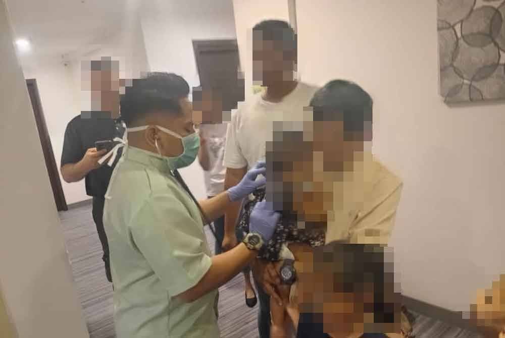 Mangsa-mangsa berjaya dikeluarkan oleh bomba. Foto JBPM