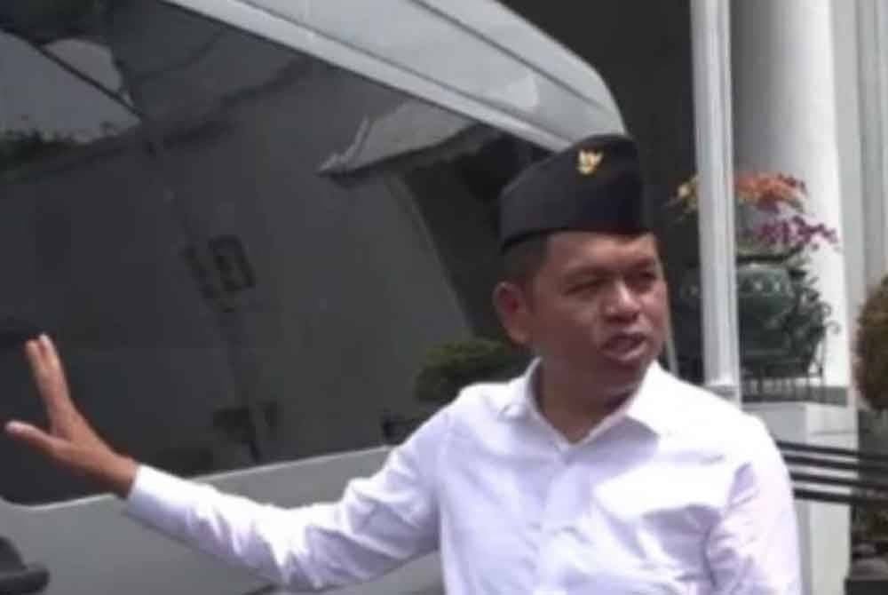 Gabenor Jawa Barat, Dedi Mulyadi, mengarahkan kenderaan rasmi jenis Mercedes Benz Sprinter kegunaannya diubah menjadi hospital bergerak. Foto Agensi