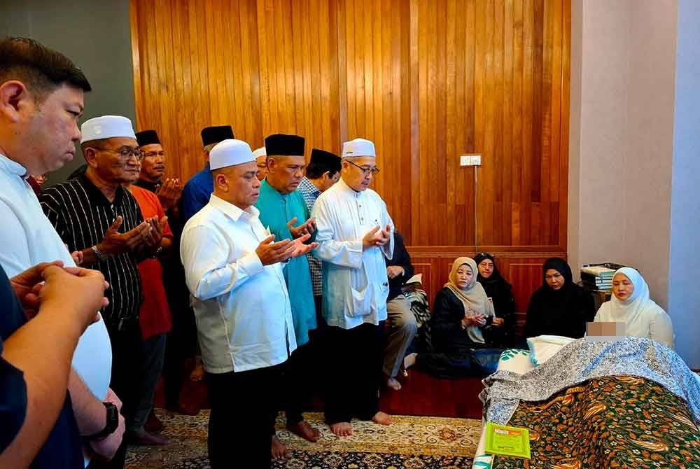 Saarani hadir memberi penghormatan terakhir kepada Allahyarham Ishsam di kediaman keluarga di Desa Sri Ampang, Ipoh pada Ahad.